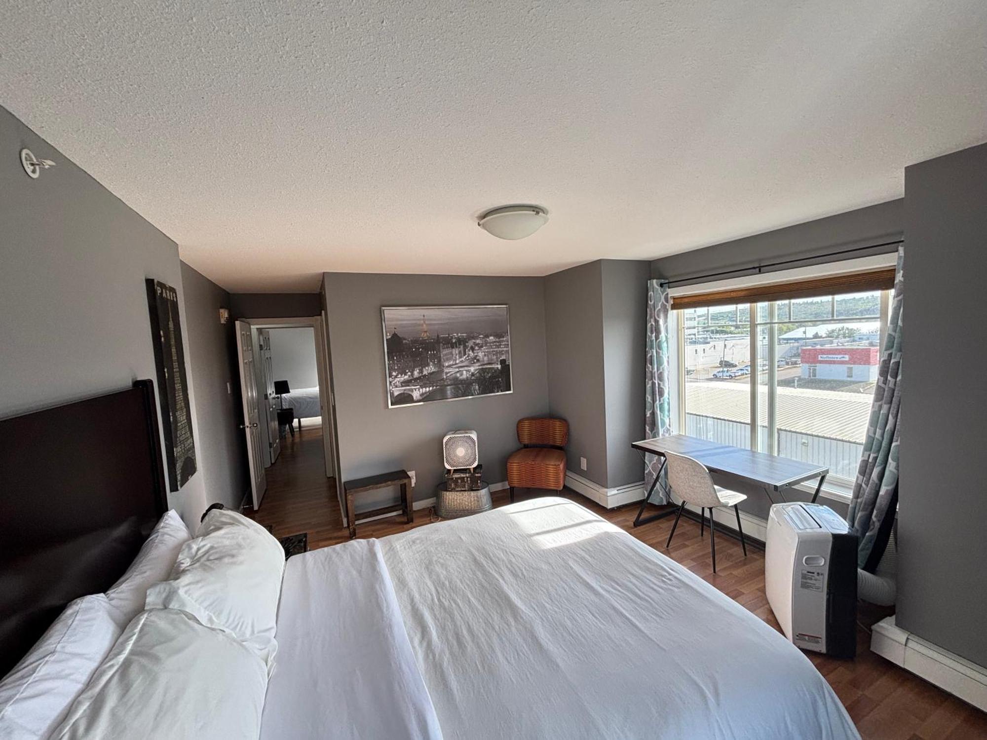 Top Floor Riverfront Condo With Stellar Sunsets! Форт-МакМеррей Екстер'єр фото